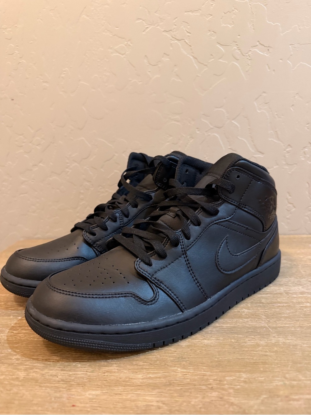 Men's Black High-Top Leather Sneakers Jordan 1 Mid Sneakers